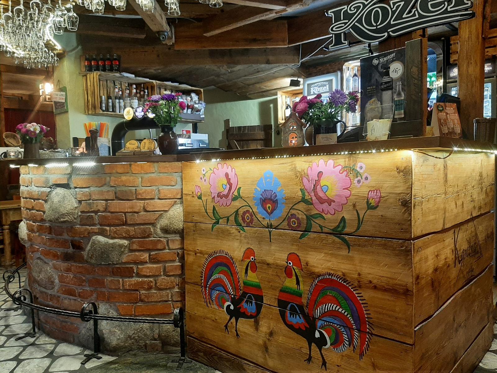 Bar z folkowych kogutami — Karczma Nad Łyną