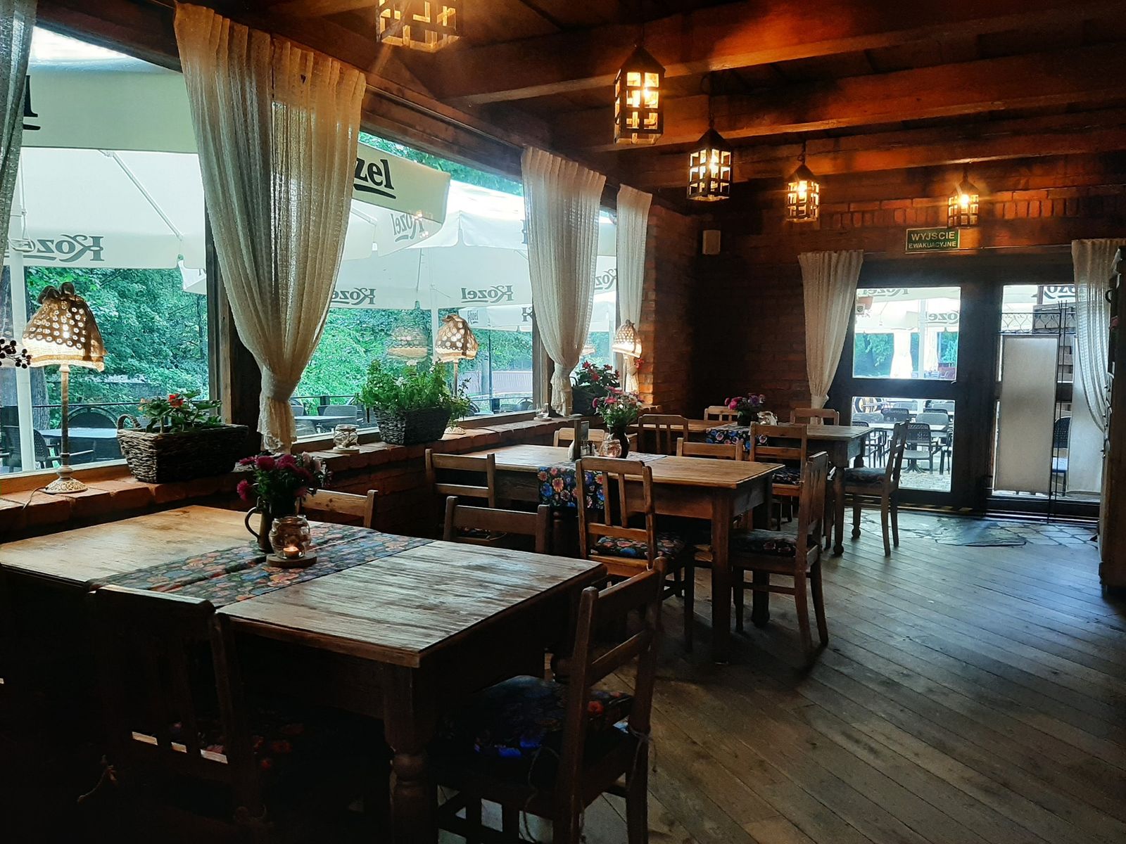 Sala z widokiem na taras o zmierzchu
