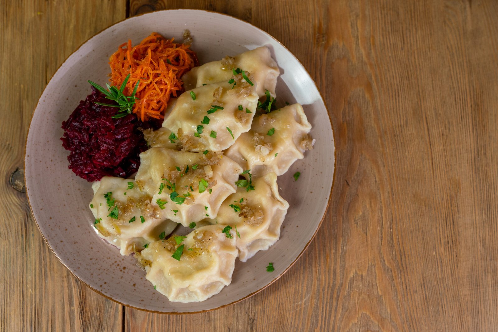 Pierogi z okrasą i surówkami